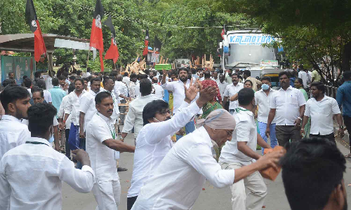 போர்க்களமாக மாறிய அ.தி.மு.க. தலைமை கழகம்- போலீஸ் குவிப்பு