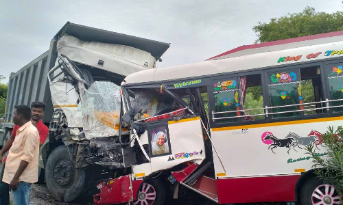 மதுராந்தகம் அருகே வேன் மீது லாரி மோதல்- அ.தி.மு.க. பொதுக்குழு கூட்டத்துக்கு வந்த 2 பேர் விபத்தில் பலி