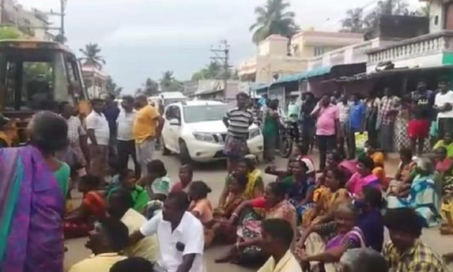 போலீஸ் நிலையம் முன்பு பெண்கள் மறியல்- மதுபாட்டில் பதுக்கி விற்பவர்கள் மீது நடவடிக்கை எடுக்க கோரிக்கை