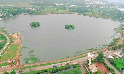 ஆண்டிபாளையம் குளத்தில் ஆபத்தை உணராமல் விளையாடும் சிறுவர்கள்