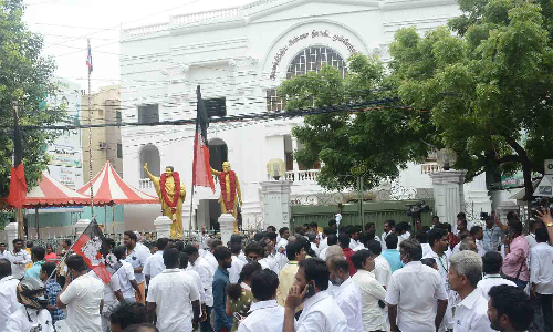 வன்முறை எதிரொலி- அதிமுக தலைமை அலுவலகத்திற்கு சீல்வைப்பு