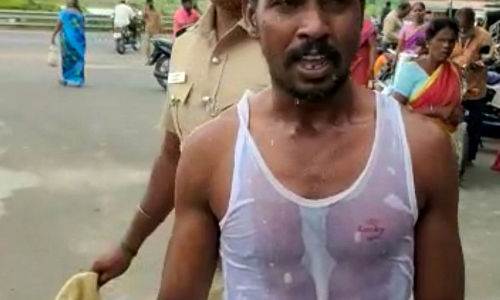 கடலூர் கலெக்டர் அலுவலகம் முன்பு  தி.மு.க. பிரமுகர் தீக்குளிக்க முயன்றதால் பரபரப்பு