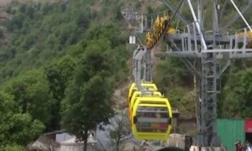 உத்தரகாண்ட் மாநிலத்தில் ரோப் கார் பழுதாகி நடுவானில் தவித்த பா.ஜ.க. எம்.எல்.ஏ.- 40 பக்தர்கள்