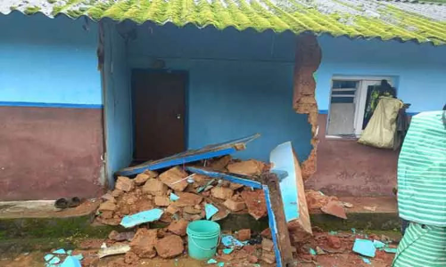 கூடலூர் அருகே தொழிலாளியின் வீட்டை இடித்து சேதப்படுத்திய காட்டு யானை