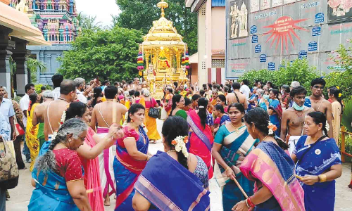 வந்தவாசியில் தங்கத்தேர் இழுத்து வழிபாடு