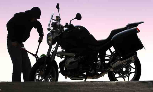 பைக்குகளை திருடி பாலாற்றில் மறைத்து வைத்த பலே திருடன்