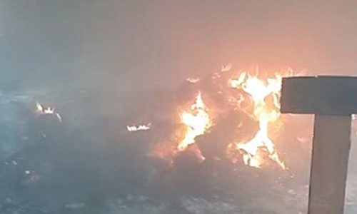 மணல்மேல்குடி அரசு பள்ளி வளாகத்தில்  குப்பைகளை எரித்ததால் பரபரப்பு