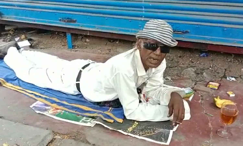 பரபரப்பான வீதியில் படுத்தபடி மது அருந்திய டிப்-டாப் ஆசாமி: வைரலாகும் வீடியோ