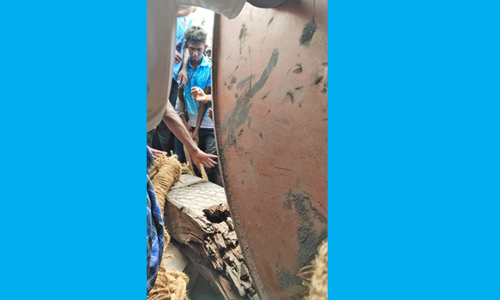 சிறிது தூரத்திலேயே உடைந்த தேர் தடி- அதிகாரிகள் மீது பக்தர்கள் புகார்