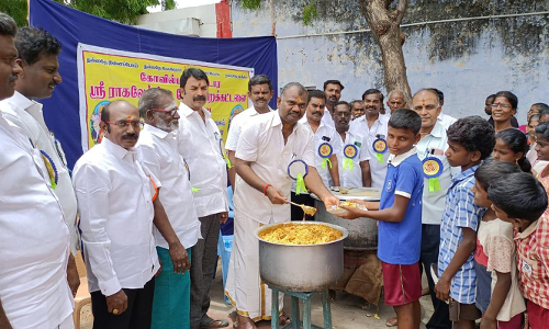 கோவில்பட்டி ராகவேந்திரா அறக்கட்டளை சார்பில் அன்னதானம்