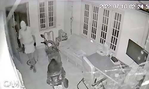 ஓய்வு பெற்ற ஆசிரியர் வீட்டின் கதவை உடைத்து திருட்டு முயற்சி