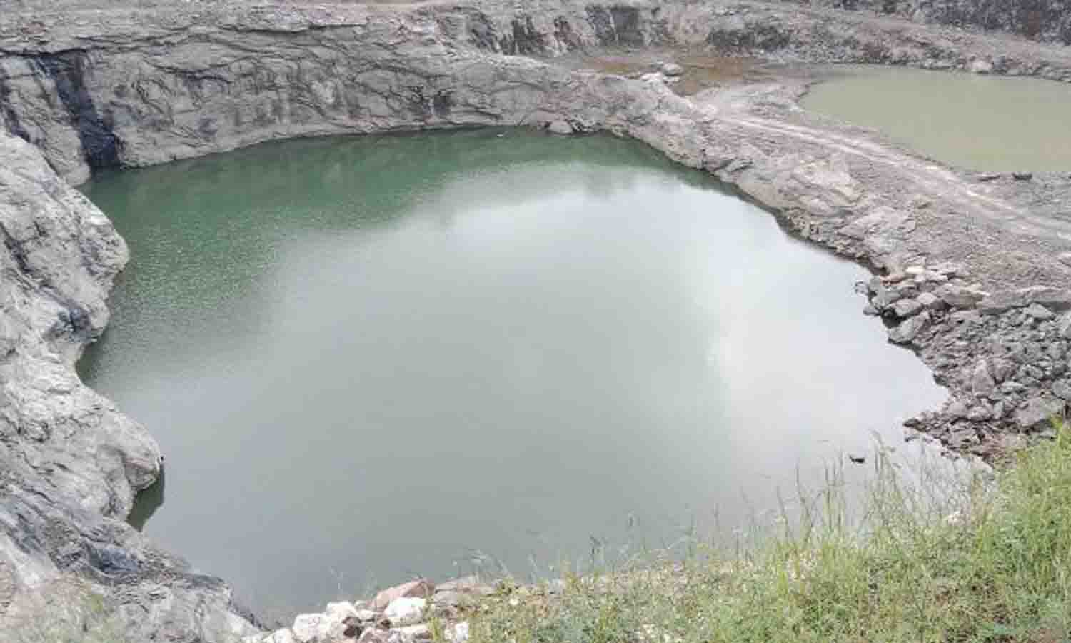 பாறைக்குழியில் மூழ்கி வாலிபர் பலி பாறைக்குழியில் மூழ்கி வாலிபர் பலி