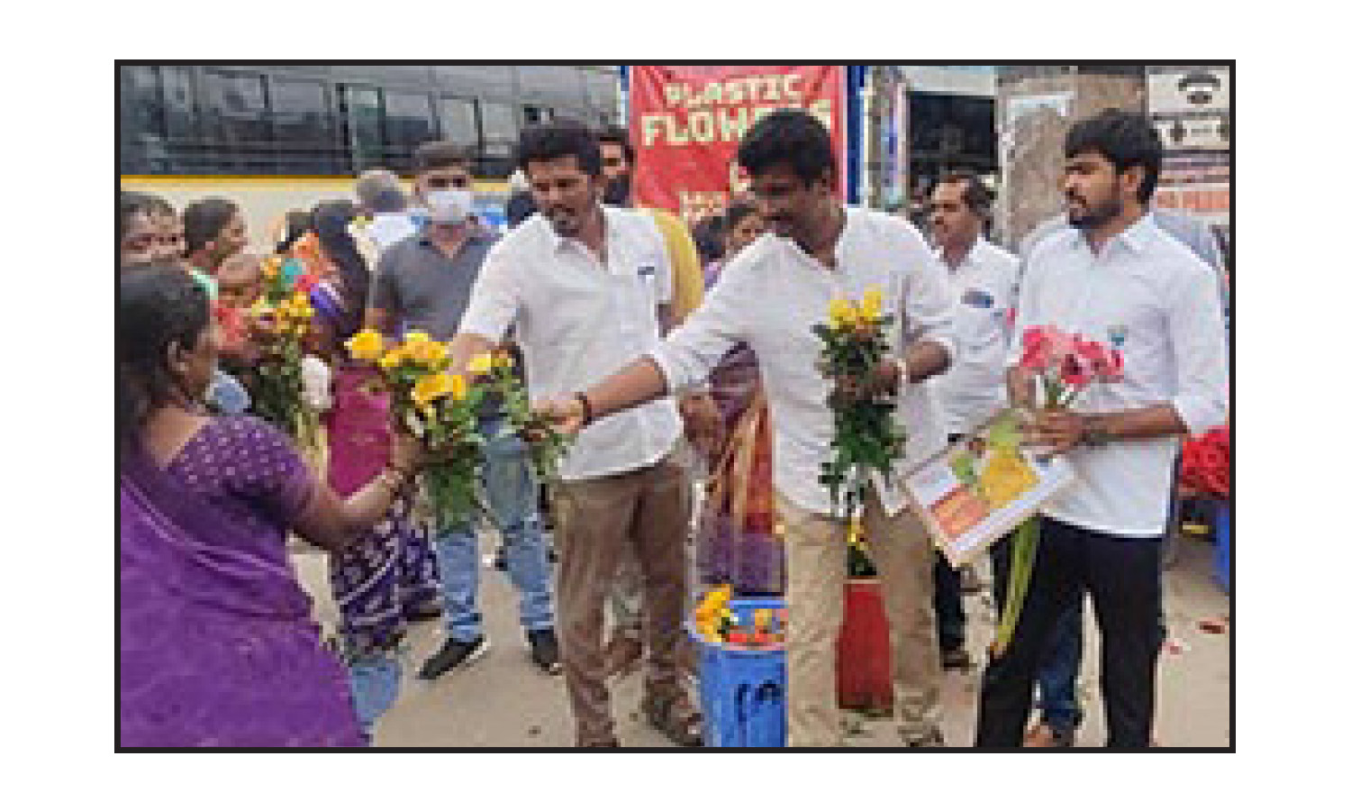 பிளாஸ்டிக் மலர்கள் பயன்பாட்டினை தடை செய்ய கோரி பொதுமக்களுக்கு பூக்களை வழங்கி விழிப்புணர்வு பிளாஸ்டிக் மலர்கள் பயன்பாட்டினை தடை செய்ய கோரி பொதுமக்களுக்கு பூக்களை வழங்கி விழிப்புணர்வு