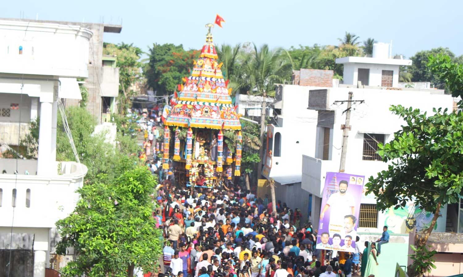 மூலநாதர் கோவில் தேரோட்டம் ஆயிரக்கணக்கான பக்தர்கள் தேரை இழுத்தனர். மூலநாதர் கோவில் தேரோட்டம் ஆயிரக்கணக்கான பக்தர்கள் தேரை இழுத்தனர்.