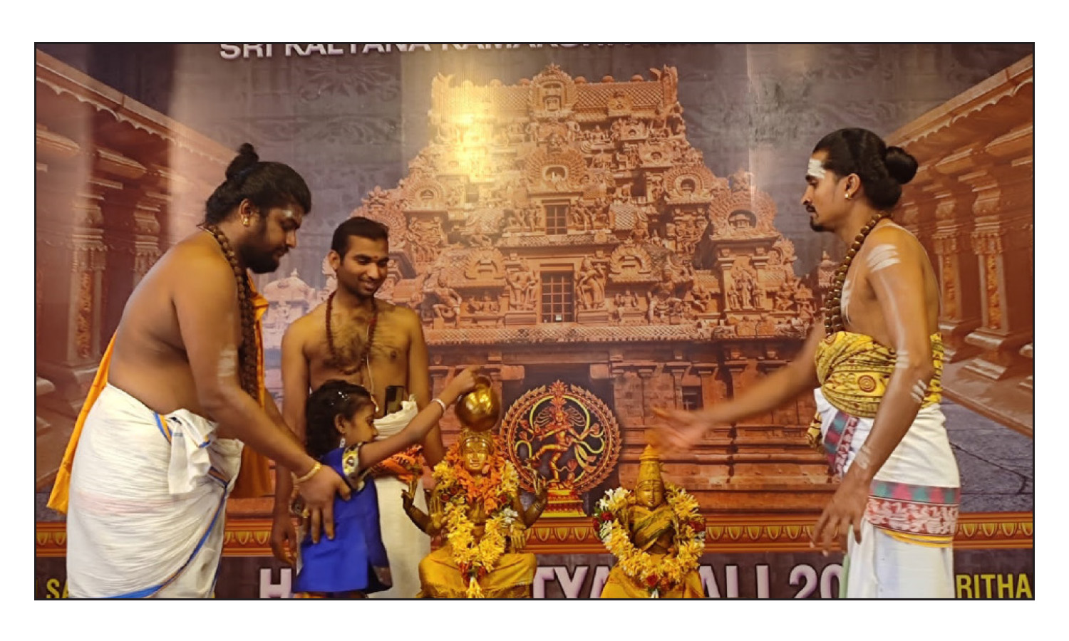 ஓசூர் காமாட்சி அம்மன் கோவிலில் அம்மனுக்கு அபிஷேகம் செய்த சிறுமிகள் ஓசூர் காமாட்சி அம்மன் கோவிலில் அம்மனுக்கு அபிஷேகம் செய்த சிறுமிகள்