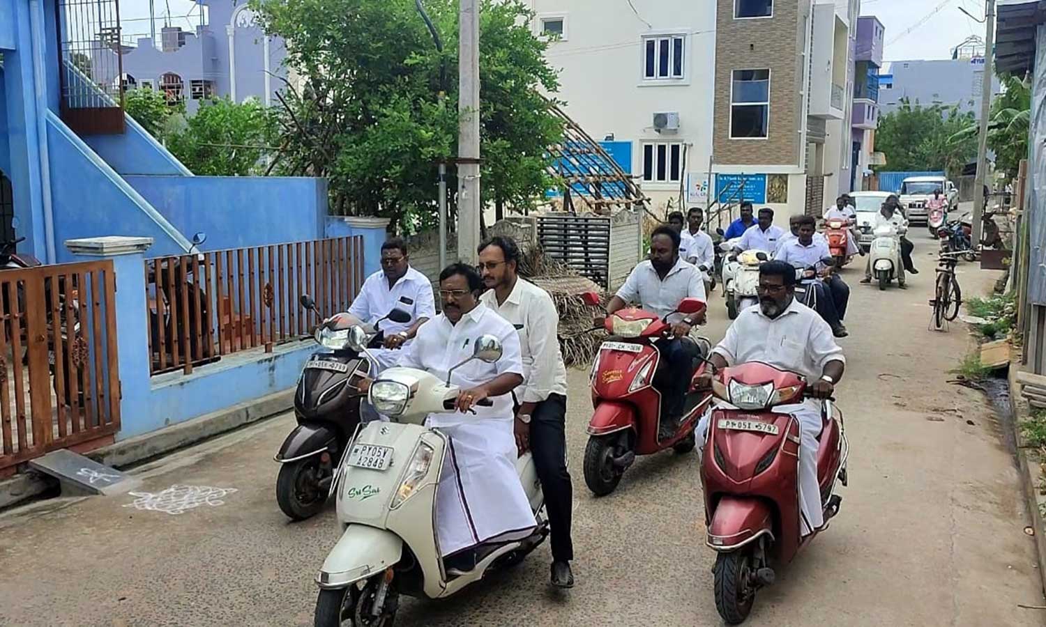 மொபட்டில் சென்று பார்வையிட்ட சிவா எம்.எல்.ஏ. மொபட்டில் சென்று பார்வையிட்ட சிவா எம்.எல்.ஏ.