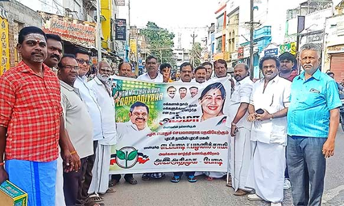 போடியில் இன்று ஊர்வலமாக சென்ற இ.பி.எஸ் ஆதரவாளர்களுக்கு எதிர்ப்பு போலீசார் தடுத்து நிறுத்தினர்