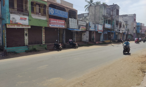 100 சதவீத சொத்து வரி உயர்வை கண்டித்து நெல்லிக்குப்பத்தில்   கடைகள் அடைப்பு