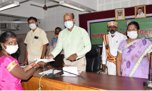 கடலூர் மாவட்டத்தில்  விபத்தில் உயிரிழந்த வாரிசுதாரர்களுக்கு  ரூ. 3 லட்சத்திற்கான காசோலை கலெக்டர் வழங்கினார்