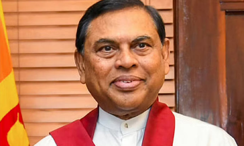 இலங்கையில் இருந்து தப்ப முயன்ற பசில் ராஜபக்சேவை தடுத்து நிறுத்திய மக்கள்