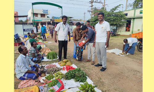 உழவர் சந்தையில் தேங்காய், தக்காளி இலவசம்