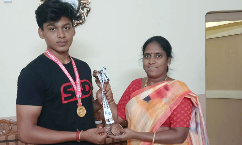 வலுதூக்கும் போட்டியில் குடியாத்தம் கல்லூரி மாணவர் வெண்கல பதக்கம் வென்று சாதனை