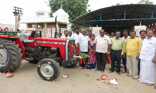 பரதராமியில் தூய்மை பணிக்கு டிராக்டர்