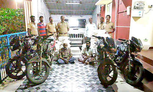 காரில் சாராய பாட்டில்கள் கடத்தல் - 2 பேர் கைது