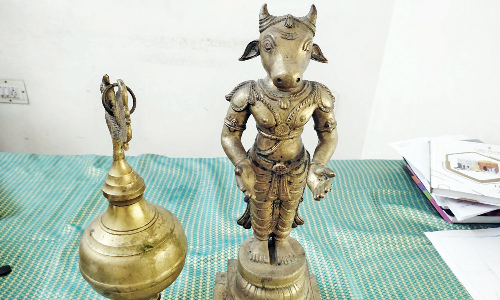 ஓமலூர் சிவன் கோவிலில் திருட்டுபோன சாமி சிலை, பாவை விளக்கு மீட்பு- தொழிலாளி கைது