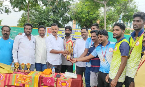 பூப்பந்தாட்ட போட்டியில் வெற்றி பெற்ற அணிகளுக்கு பரிசு