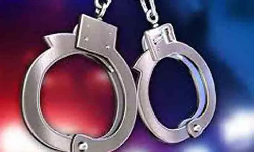 மது பாட்டில்கள் விற்பனைக்கு கொண்டு வந்த முதியவர் கைது