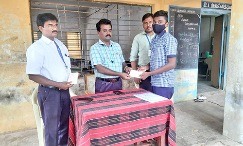 பொதுதேர்வில் சிறப்பிடம் பிடித்த மாணவர்களுக்கு பரிசு