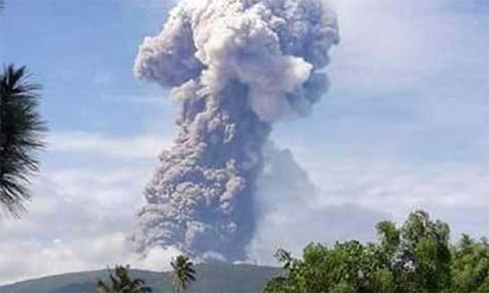 ஆந்திராவில் 3 கி.மீ தூரத்திற்கு பூமிக்கு அடியில் இருந்து புகை வந்ததால் பரபரப்பு ஆந்திராவில் 3 கி.மீ தூரத்திற்கு பூமிக்கு அடியில் இருந்து புகை வந்ததால் பரபரப்பு