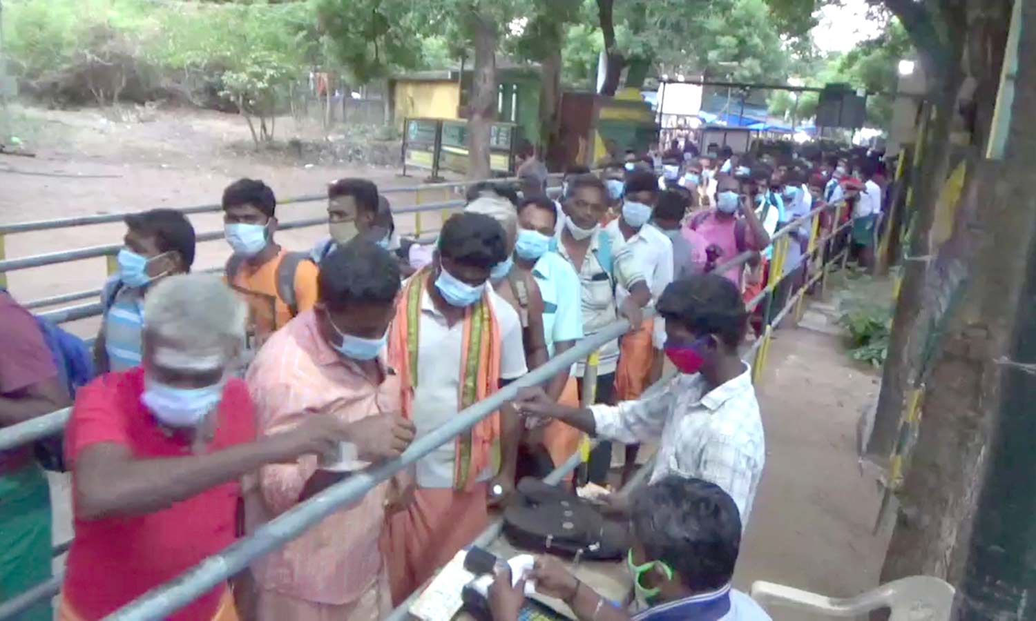 பவுர்ணமியையொட்டி சதுரகிரியில் ஆயிரக்கணக்கான பக்தர்கள் குவிந்தனர் பவுர்ணமியையொட்டி சதுரகிரியில் ஆயிரக்கணக்கான பக்தர்கள் குவிந்தனர்