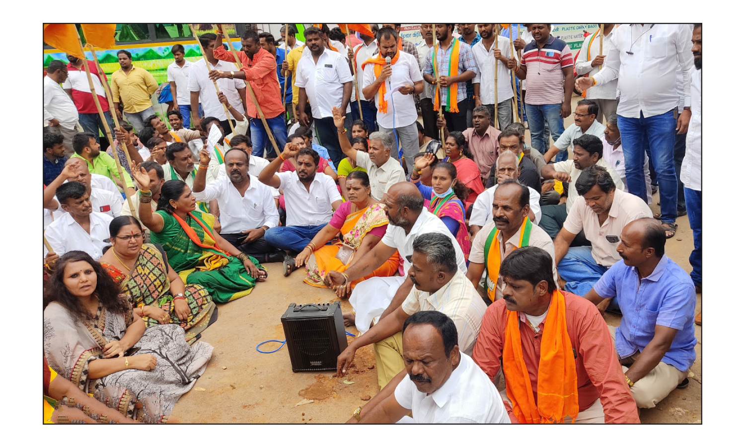 ஓசூர் அரசு பள்ளி மைதானத்தில் நூலகம் அமைக்க பா.ஜ.க.வினர் எதிர்ப்பு தெரிவித்து போராட்டம் ஓசூர் அரசு பள்ளி மைதானத்தில் நூலகம் அமைக்க பா.ஜ.க.வினர் எதிர்ப்பு தெரிவித்து போராட்டம்