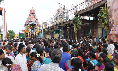 வில்லியனூர் தென்கலை வரதராஜ பெருமாள் கோவில் தேரோட்டம்