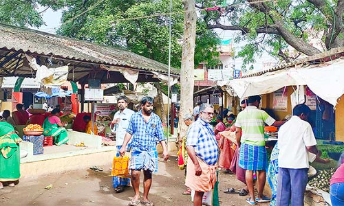 கம்பம் உழவர் சந்தையில் கொரோனா கட்டுப்பாடுகளை மறந்த பொதுமக்கள்