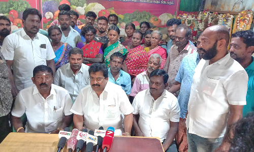 திருச்செந்தூர்  காந்தி மார்க்கெட் கடைகளை சுடுகாடு  பகுதிக்கு மாற்ற  வியாபாரிகள் எதிர்ப்பு