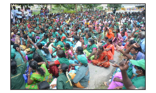 கிருஷ்ணகிரி மாவட்டத்தில்  தூய்மை பணியாளர்கள் காத்திருப்பு போராட்டம்