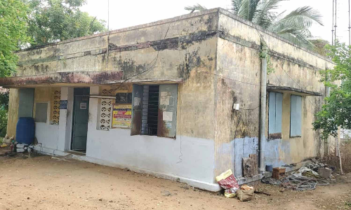 இடிந்து விழும் நிலையில் மின்வாரிய அலுவலகம்