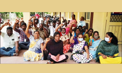 கமிஷனருக்கு ஆதரவாக நகராட்சி ஊழியர்கள் போராட்டம்