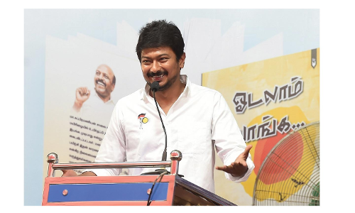 உதயநிதி ஸ்டாலின் நலத்திட்ட உதவிகள் வழங்குகிறார்