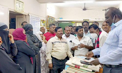 குடிநீர் பிரச்சினையை தீர்க்க செயல் அலுவலரிடம் மனு அளித்த பொதுமக்கள்