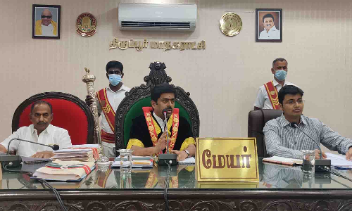 திருப்பூர் மாநகராட்சி பகுதிகளில் உள்ள குறைகளை தெரிவிக்க பொதுமக்களுக்கு இலவச போன் நம்பர் - மேயர் அறிவிப்பு