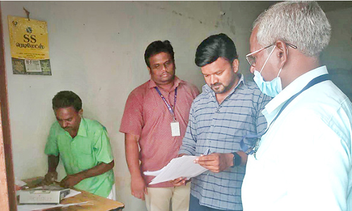 கூட்டுறவு அங்காடிகளில் பறக்கும் படை அதிகாரி திடீர் ஆய்வு - விற்பனையாளர்களுக்கு அபராதம் விதிப்பு