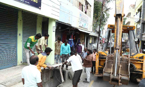திருப்பூர் பெரிய கடை வீதியில் பலத்த போலீஸ் பாதுகாப்புடன் ஆக்கிரமிப்புகள் இடித்து அகற்றம்