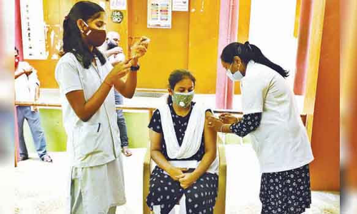 இந்த வயதினருக்கு பூஸ்டர் டோஸ் தடுப்பூசி இலவசம்- மத்திய அரசு அறிவிப்பு