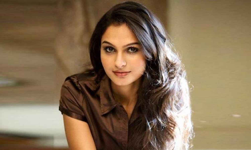 கார்த்தியுடன் மோதும் ஆண்ட்ரியா.. வைரலாகும் போஸ்டர்..