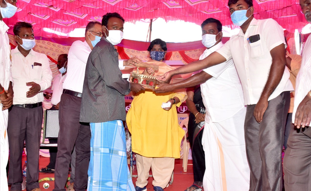 மக்கள் தொடர்பு முகாமிற்கு அரசு பேருந்தில் சென்ற கலெக்டர் மக்கள் தொடர்பு முகாமிற்கு அரசு பேருந்தில் சென்ற கலெக்டர்