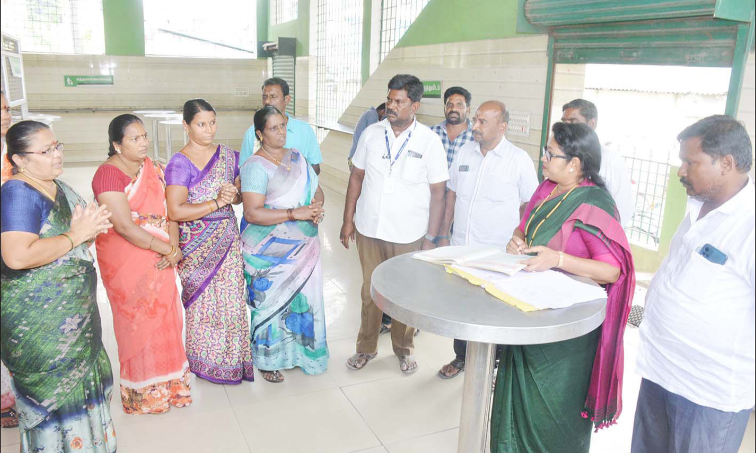 கிருஷ்ணகிரிஅம்மா உணவகத்தில் நகராட்சி தலைவர் திடீர் ஆய்வு கிருஷ்ணகிரிஅம்மா உணவகத்தில் நகராட்சி தலைவர் திடீர் ஆய்வு